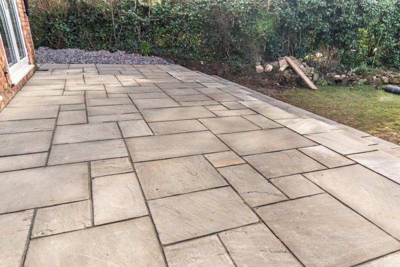 Dallage paysager : mat&eacute;riaux et techniques pour un jardin r&eacute;ussi